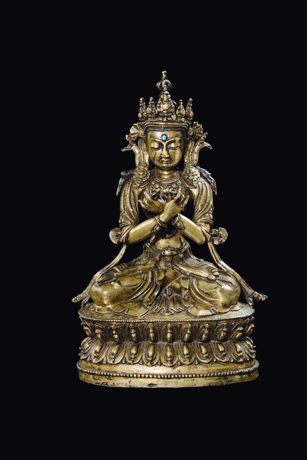 Importante figura di Amitayus in bronzo dorato con vajra tra le mani seduto su doppio fiore di loto e terzo occhio in turchese, Cina, Dinastia Ming, epoca Yongle (1403-1424)