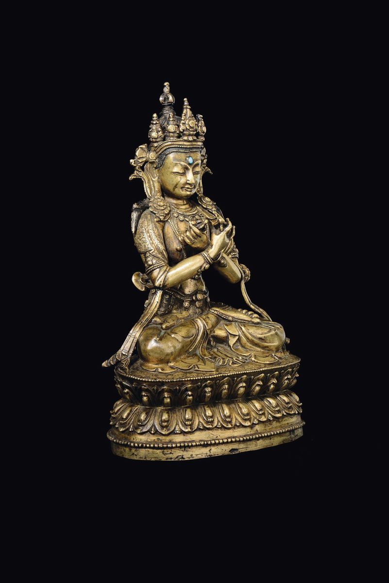 Importante Figura di Amitayus in Bronzo Dorato con Vajra tra le Mani Seduto su Doppio Fiore di Lo...