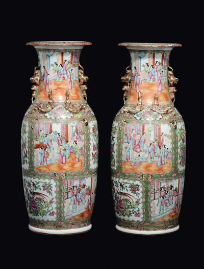 Coppia di Vasi in Porcellana Famiglia Rosa con Scene di Vita di Corte e Decoro Naturalistico Entr...