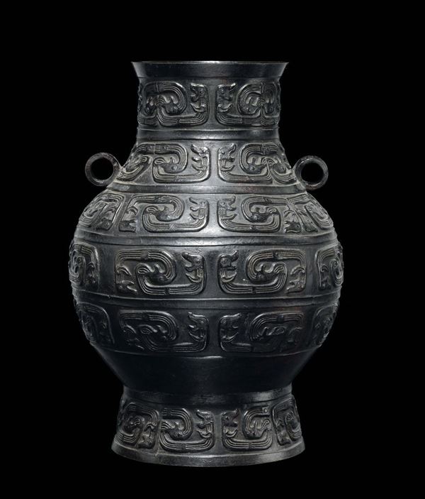 Grande vaso in bronzo con manici sbalzato a decoro geometrico, Cina, Dinastia Song (960-1279)