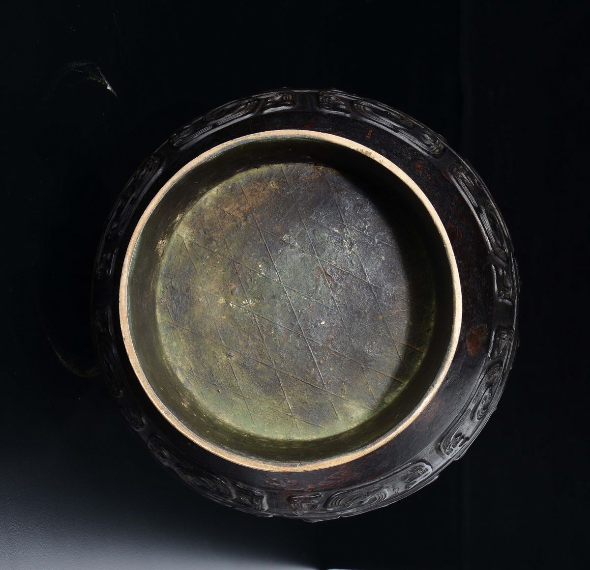 Grande Vaso in Bronzo con Manici Sbalzato a Decoro Geometrico, Cina, Dinastia Song (960-1279)