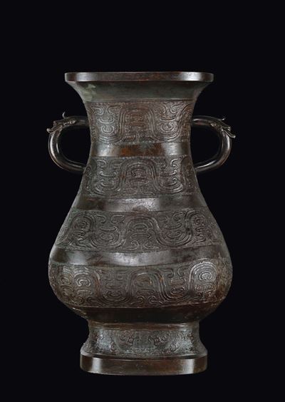 Grande Vaso in Bronzo a Doppia Ansa Sbalzato a Decoro Geometrico, Cina, Dinastia Ming, XV Secolo