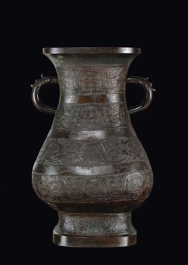 Grande vaso in bronzo a doppia ansa sbalzato a decoro geometrico, Cina, Dinastia Ming, XV secolo
