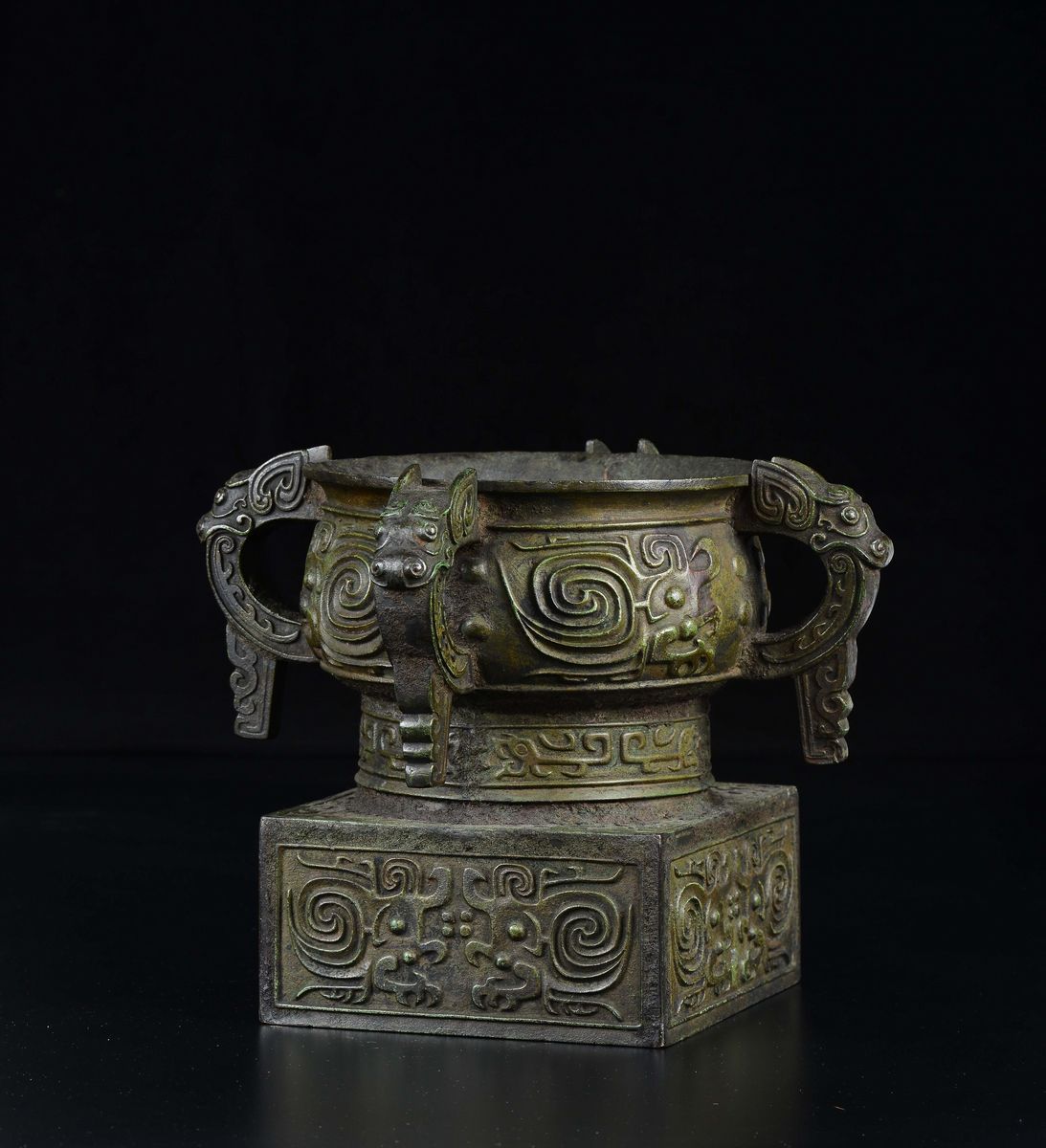 Incensiere in Bronzo a Quattro Anse a Decoro Geometrico con Iscrizione Interna, Cina, Dinastia Mi...