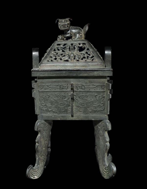 Incensiere in bronzo con coperchio sormontato da cane di Pho con decoro geometrico d'ispirazione arcaica, Cina, Dinastia Ming, XVII secolo