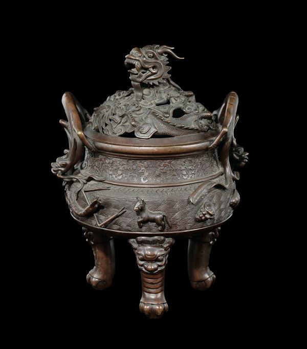 Incensiere tripode in bronzo con coperchio con decoro di dragoni e fiere a rilievo, Cina, Dinastia Qing, XIX secolo