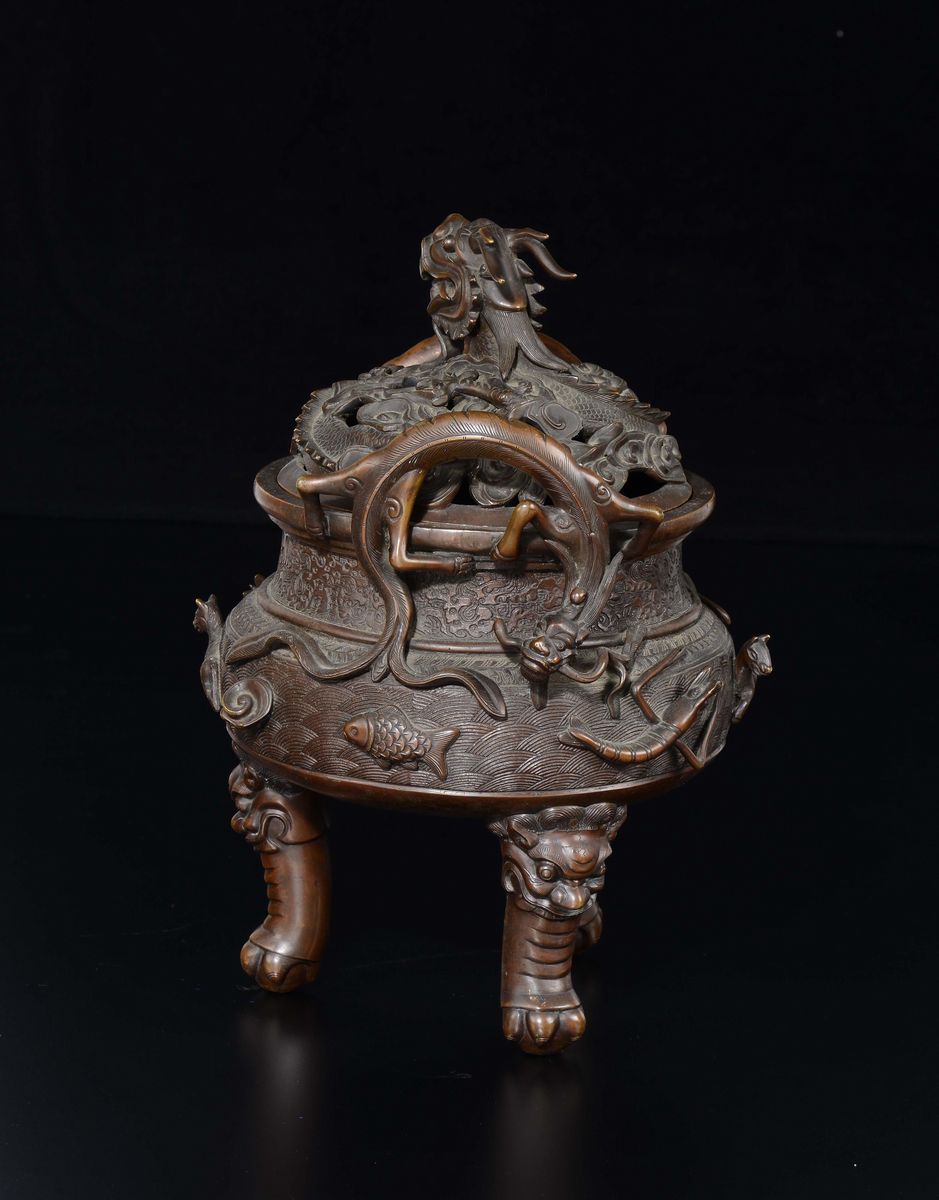 Incensiere Tripode in Bronzo con Coperchio con Decoro di Dragoni e Fiere a Rilievo, Cina, Dinasti...