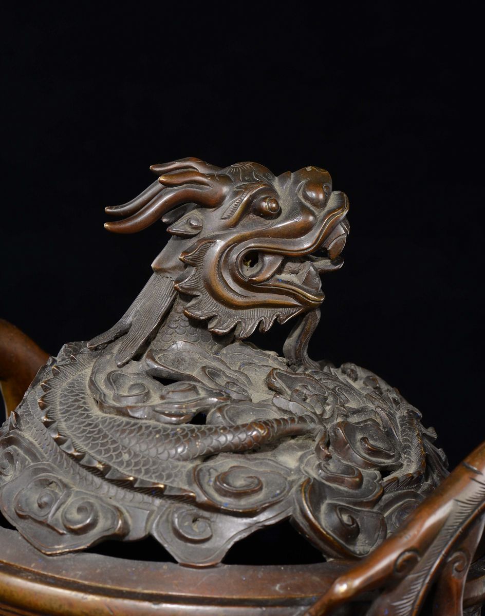 Incensiere Tripode in Bronzo con Coperchio con Decoro di Dragoni e Fiere a Rilievo, Cina, Dinasti...