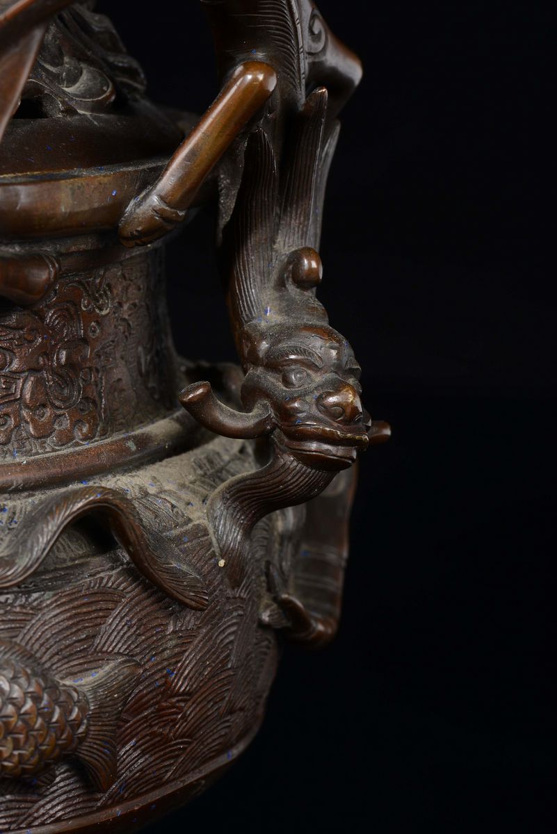 Incensiere Tripode in Bronzo con Coperchio con Decoro di Dragoni e Fiere a Rilievo, Cina, Dinasti...