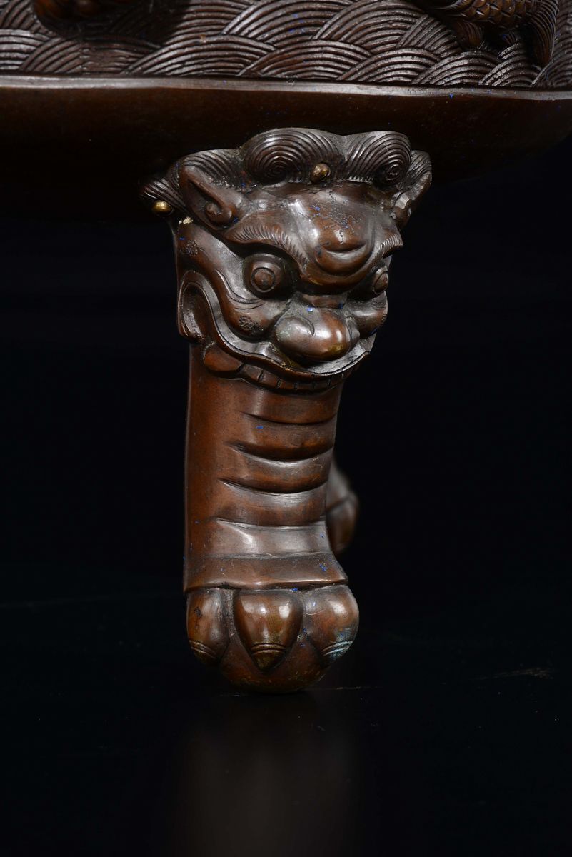 Incensiere Tripode in Bronzo con Coperchio con Decoro di Dragoni e Fiere a Rilievo, Cina, Dinasti...