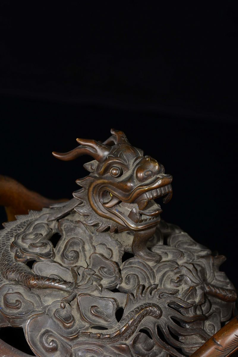 Incensiere Tripode in Bronzo con Coperchio con Decoro di Dragoni e Fiere a Rilievo, Cina, Dinasti...