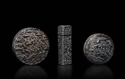 Tre Scatole con Coperchio in Tartaruga Incisa con Decoro Paesaggistico e Personaggi, Cina, Canton...