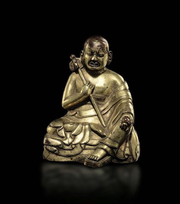 Figura di monaco seduto in bronzo dorato, Tibet, XIV secolo