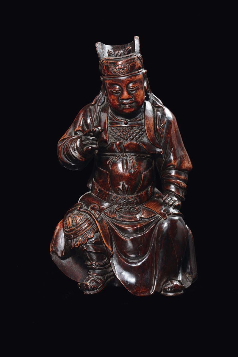Figura di Guandi seduto scolpita in legno, Cina, Dinastia Ming, XVII secolo  - Asta Fine Chinese Works of Art - Cambi Casa d'Aste