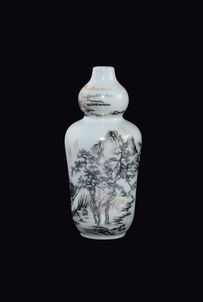 Piccolo Vaso in Porcellana a Smalti Policromi con Raffigurazione di Paesaggio Montano, Cina, XX S...