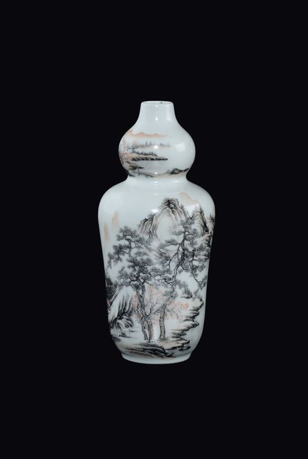 Piccolo vaso in porcellana a smalti policromi con raffigurazione di paesaggio montano, Cina, XX secolo