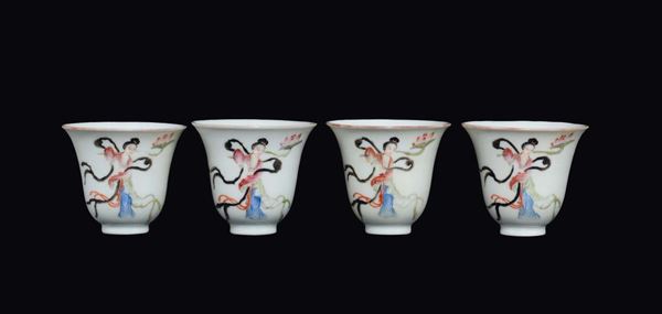 Quattro coppette in porcellana a smalti policromi raffiguranti Guanyin con fiore di loto, Cina, Dinastia Qing, marca e del periodo Daoguang (1821-1850)