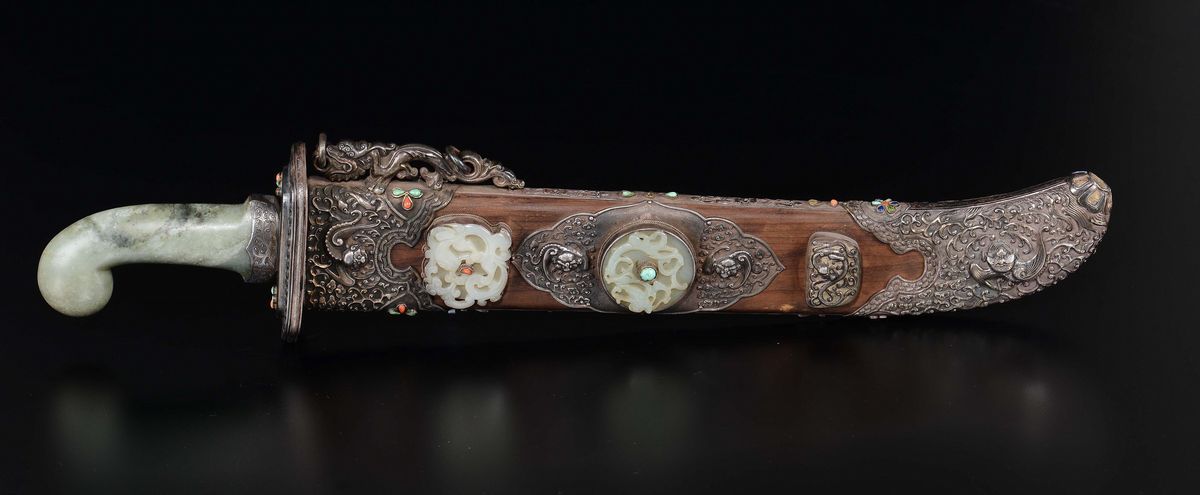 Pugnale con Manico e Fodero con Innesti in Giada e Pietre Dure, Cina, Dinastia Qing, XVIII/XIX Se...