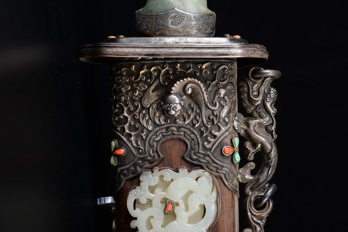 Pugnale con Manico e Fodero con Innesti in Giada e Pietre Dure, Cina, Dinastia Qing, XVIII/XIX Se...