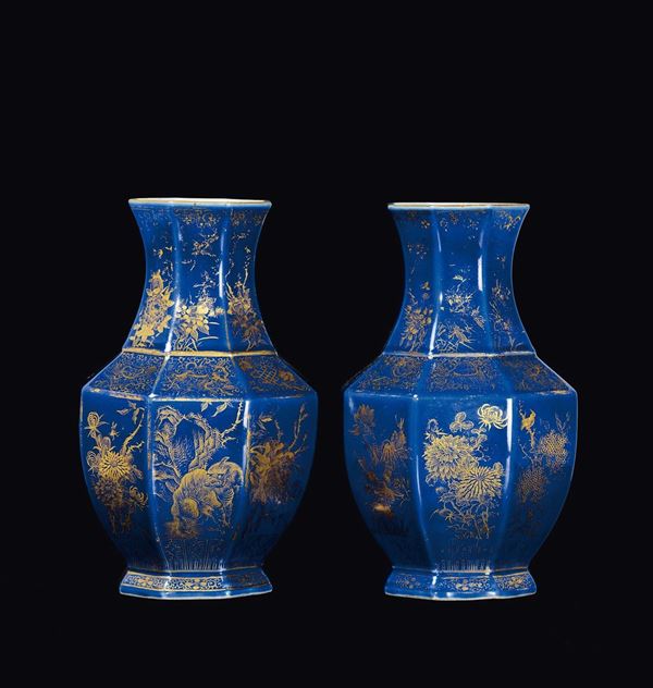 Coppia di vasi a base esagonale in porcellana a fondo blu con decoro oro, Cina, Dinastia Qing, marca e del periodo Guangxu (1875-1908)