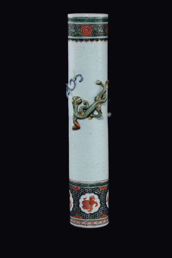 Raro vaso cilindrico in porcellana a smalti policromi con decoro di animali fantastici a rilievo, Cina, Dinastia Qing, epoca Kangxi (1662-1722)