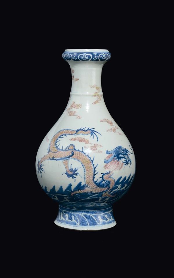 Vaso in porcellana a decoro bianco, blu e rosso ferro raffigurante dragone, Cina, Dinastia Qing, XIX secolo