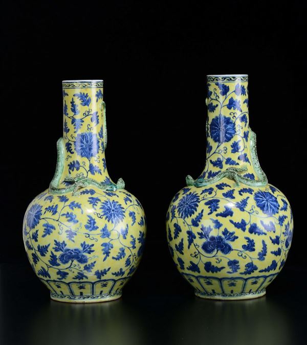 Coppia di vasi in porcellana a fondo giallo con decoro di fiori blu e draghetti a rilievo, Cina, Dinastia Qing, XIX secolo