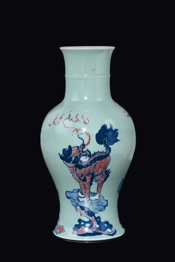 Vaso in porcellana Celadon con decoro policromo di cani di Pho, Cina, Dinastia Qing, XIX secolo