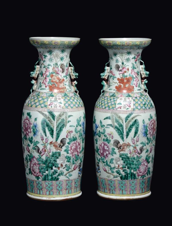 Coppia di vasi in porcellana Famiglia Rosa con decoro naturalistico di fiori e galli, Cina, Dinastia Qing, XIX secolo