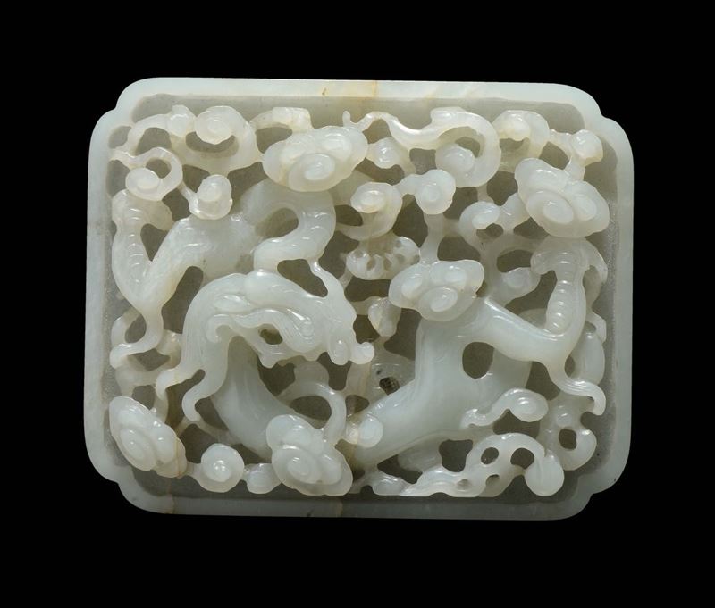 A white jade plaque with dragon in relief, China, Qing Dynasty, Qianlong Period (1736-1795)  - Auction Fine Chinese Works of Art - Cambi Casa d'Aste