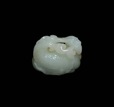 Piccolo Gruppo in Giada Bianca Raffigurante Fenice con Ramo nel Becco, Cina, Dinastia Qing, XVIII...