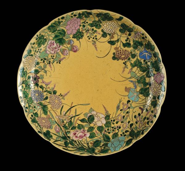 Piatto in porcellana a fondo giallo con decoro di rose, Cina, Dinasta Qing, XIX secolo