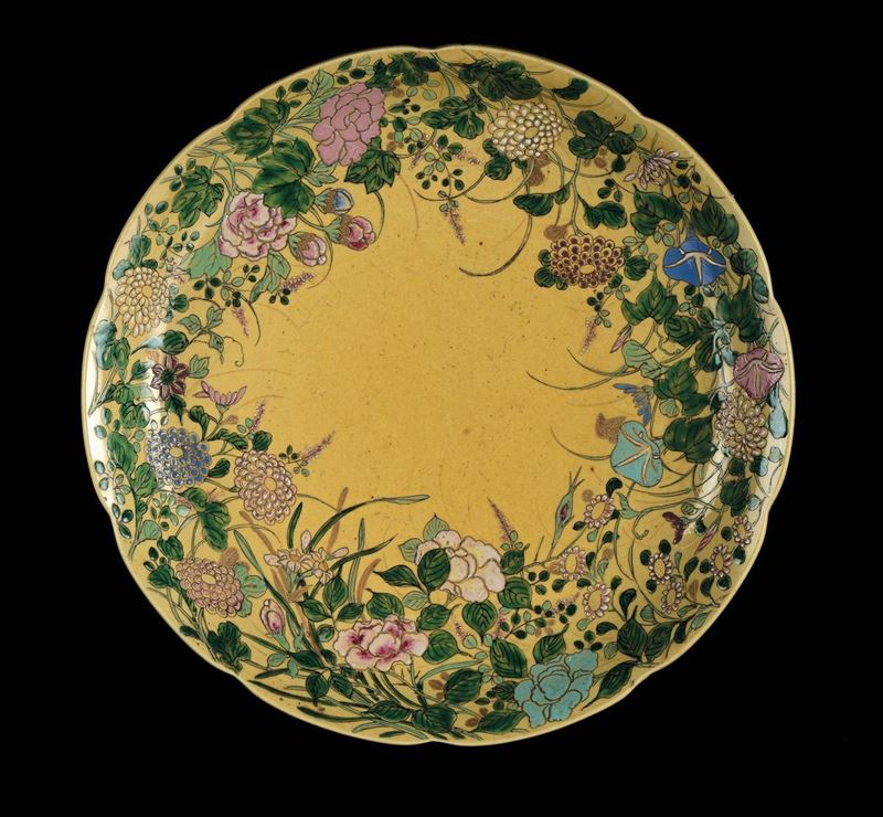 A yellow-ground porcelain dish with roses, China, Qing Dynasty, 19th century  - Auction Fine Chinese Works of Art - Cambi Casa d'Aste