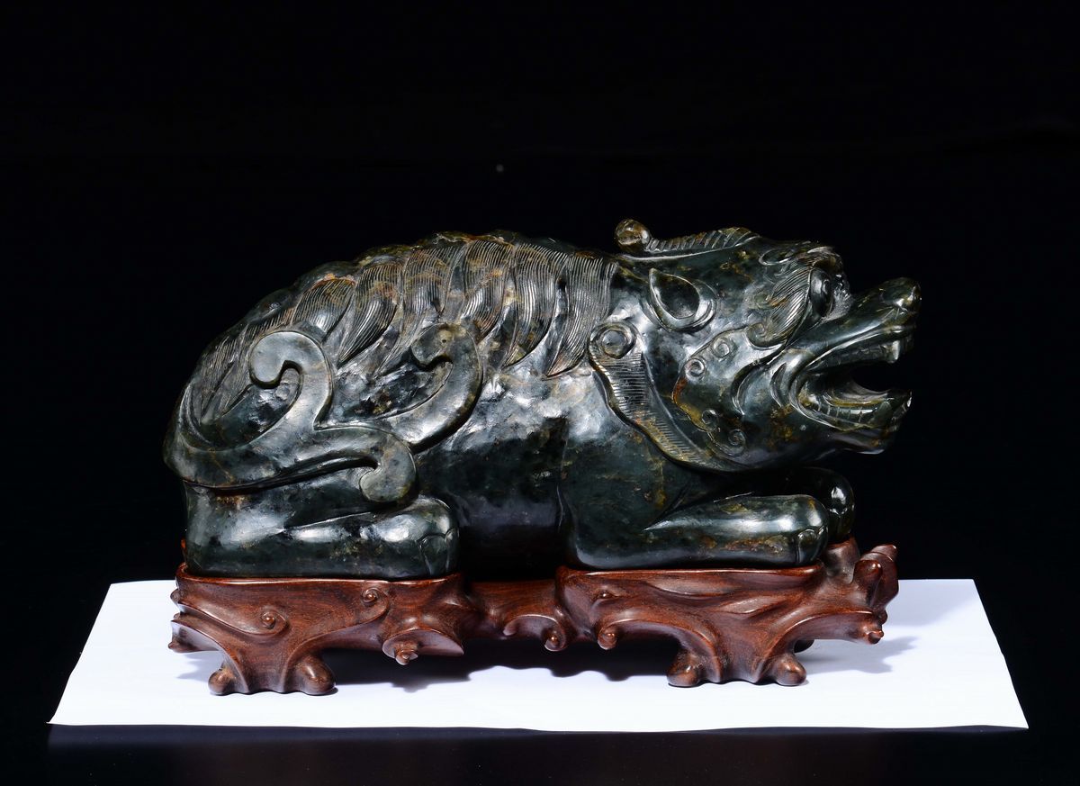 Grande Scultura in Giada Spinacio e Russet Raffigurante Cane di Pho, Cina, Dinastia Ming, XVII Se...