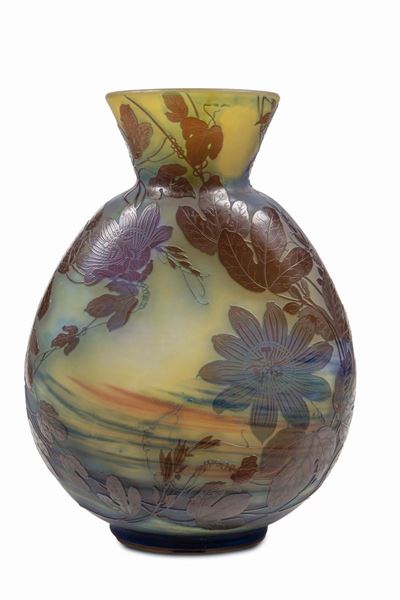 Émile Gallé, Vaso in vetro a strati policromi con decoro di passiflore in cammeo (Nancy, 1900 ca....