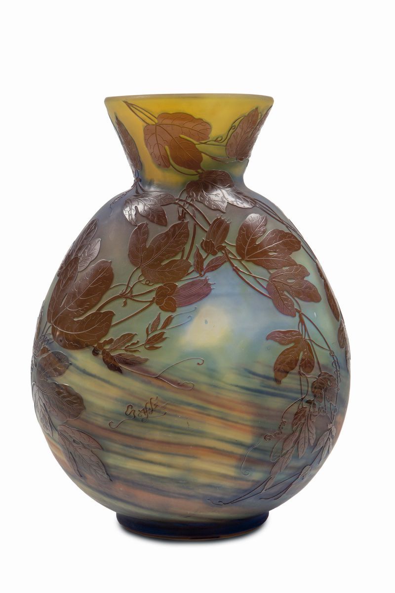Émile Gallé, Vaso in vetro a strati policromi con decoro di passiflore in cammeo (Nancy, 1900 ca....