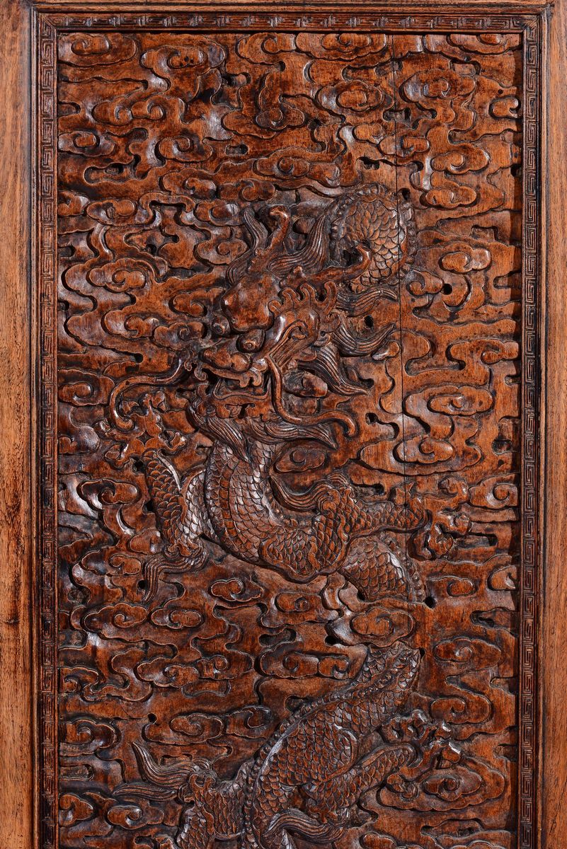 Grande e Straordinario Paravento in Legno Huali a Cinque Ante con Decoro di Draghi, Cina, Dinasti...