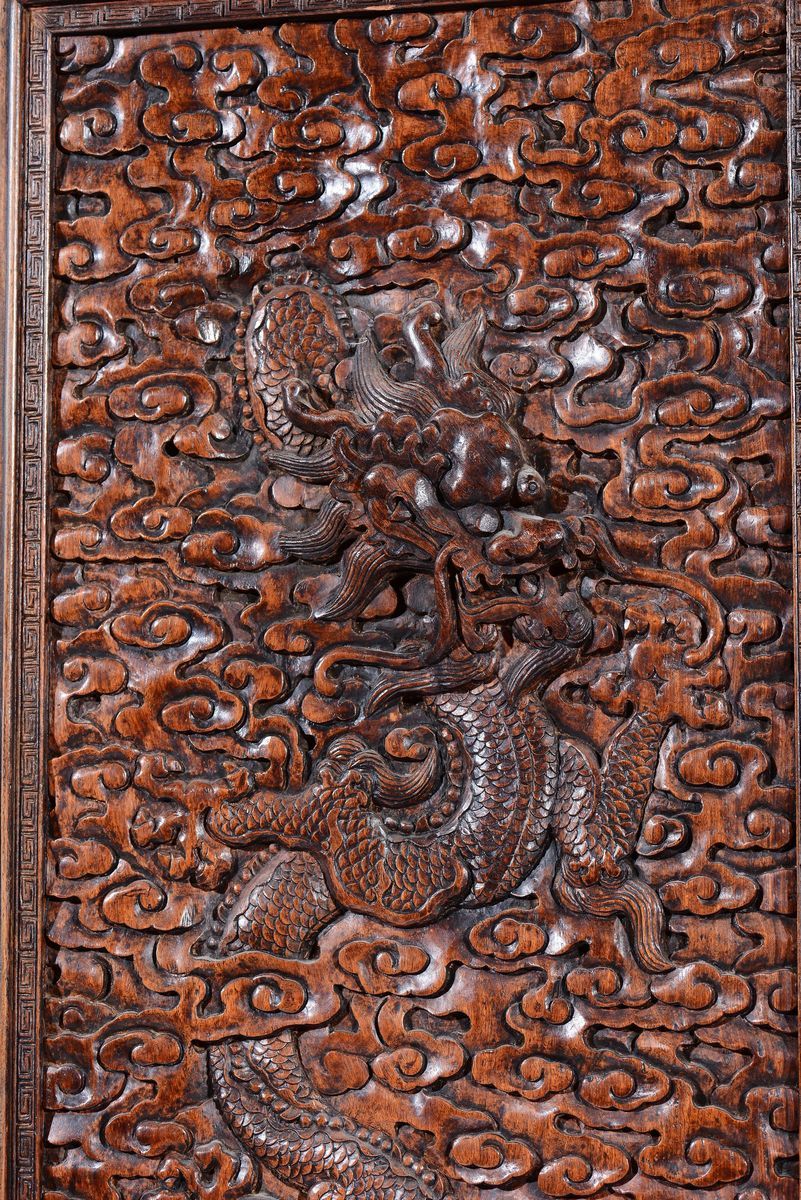 Grande e Straordinario Paravento in Legno Huali a Cinque Ante con Decoro di Draghi, Cina, Dinasti...
