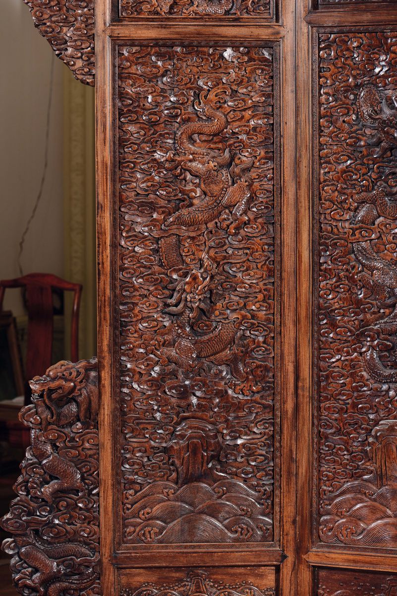 Grande e Straordinario Paravento in Legno Huali a Cinque Ante con Decoro di Draghi, Cina, Dinasti...
