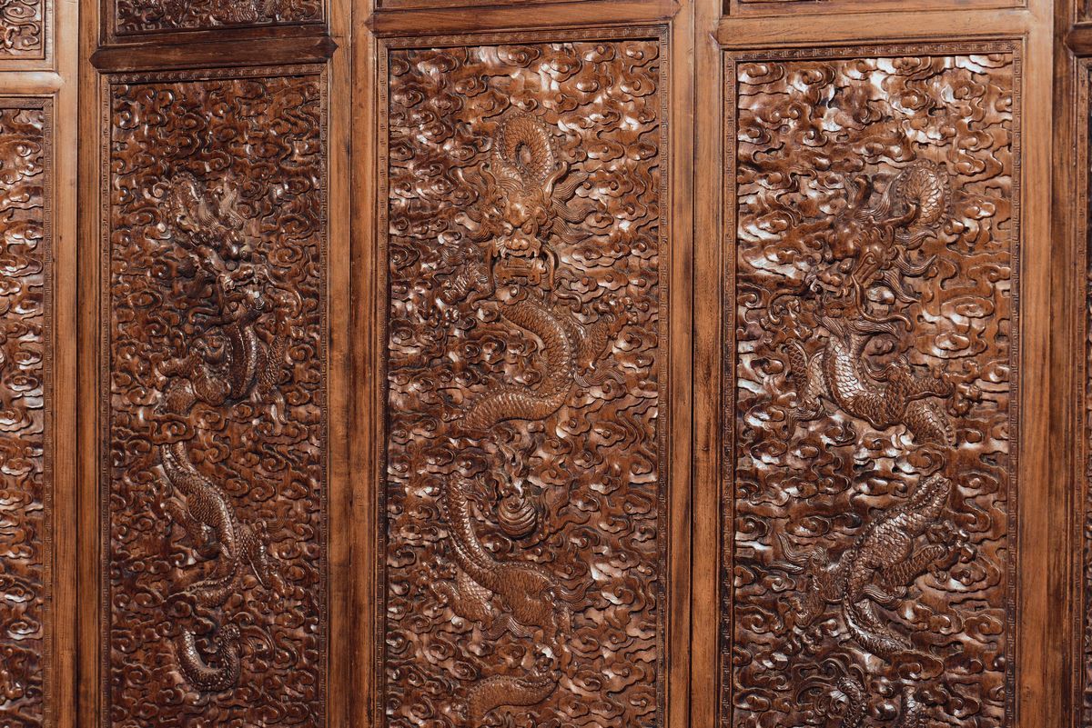Grande e Straordinario Paravento in Legno Huali a Cinque Ante con Decoro di Draghi, Cina, Dinasti...