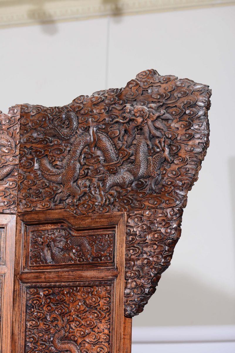 Grande e Straordinario Paravento in Legno Huali a Cinque Ante con Decoro di Draghi, Cina, Dinasti...