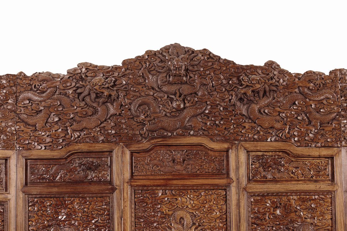 Grande e Straordinario Paravento in Legno Huali a Cinque Ante con Decoro di Draghi, Cina, Dinasti...