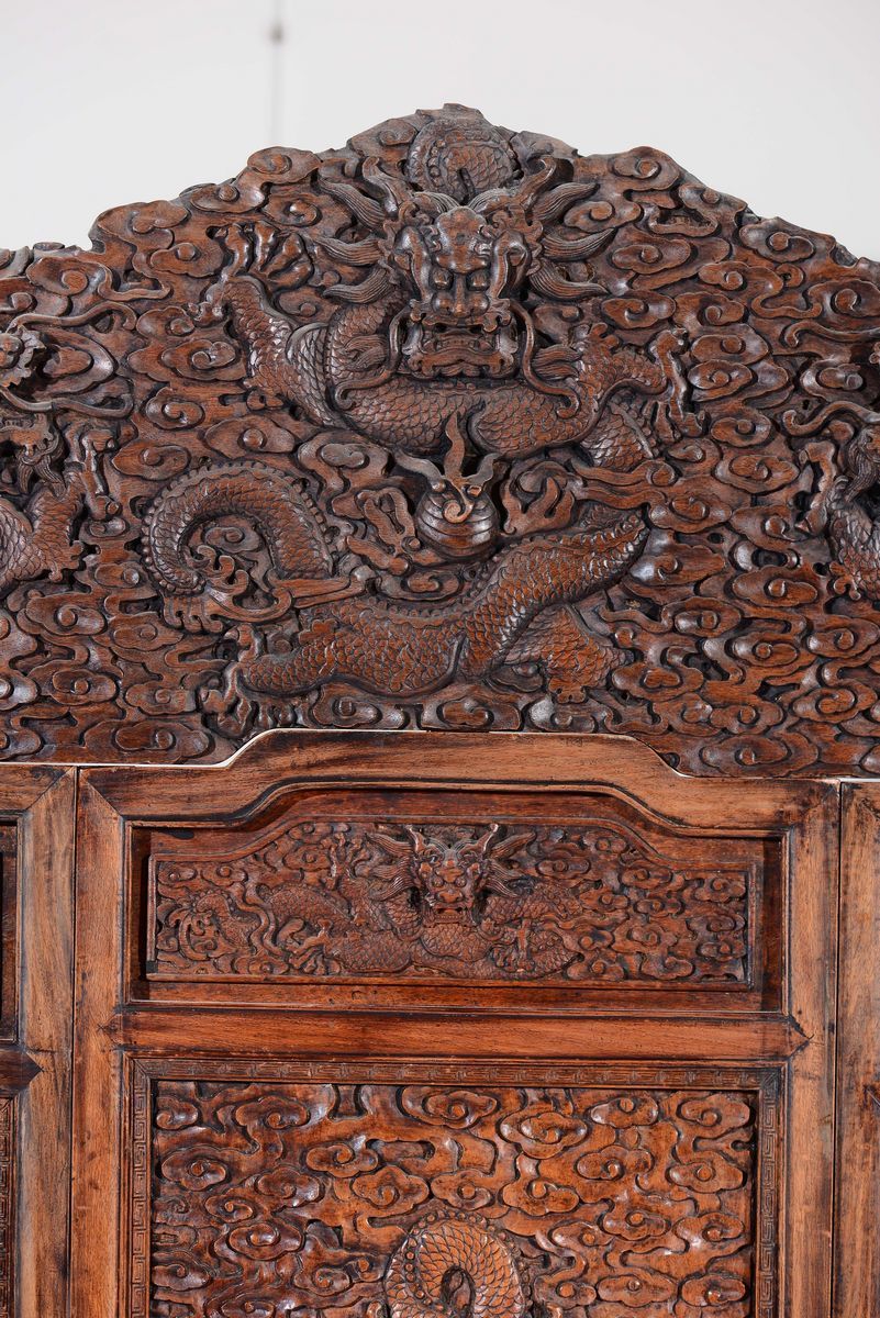 Grande e Straordinario Paravento in Legno Huali a Cinque Ante con Decoro di Draghi, Cina, Dinasti...
