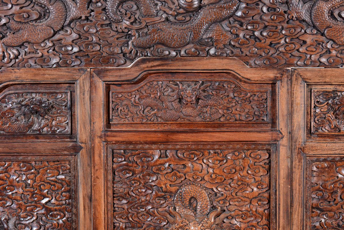 Grande e Straordinario Paravento in Legno Huali a Cinque Ante con Decoro di Draghi, Cina, Dinasti...