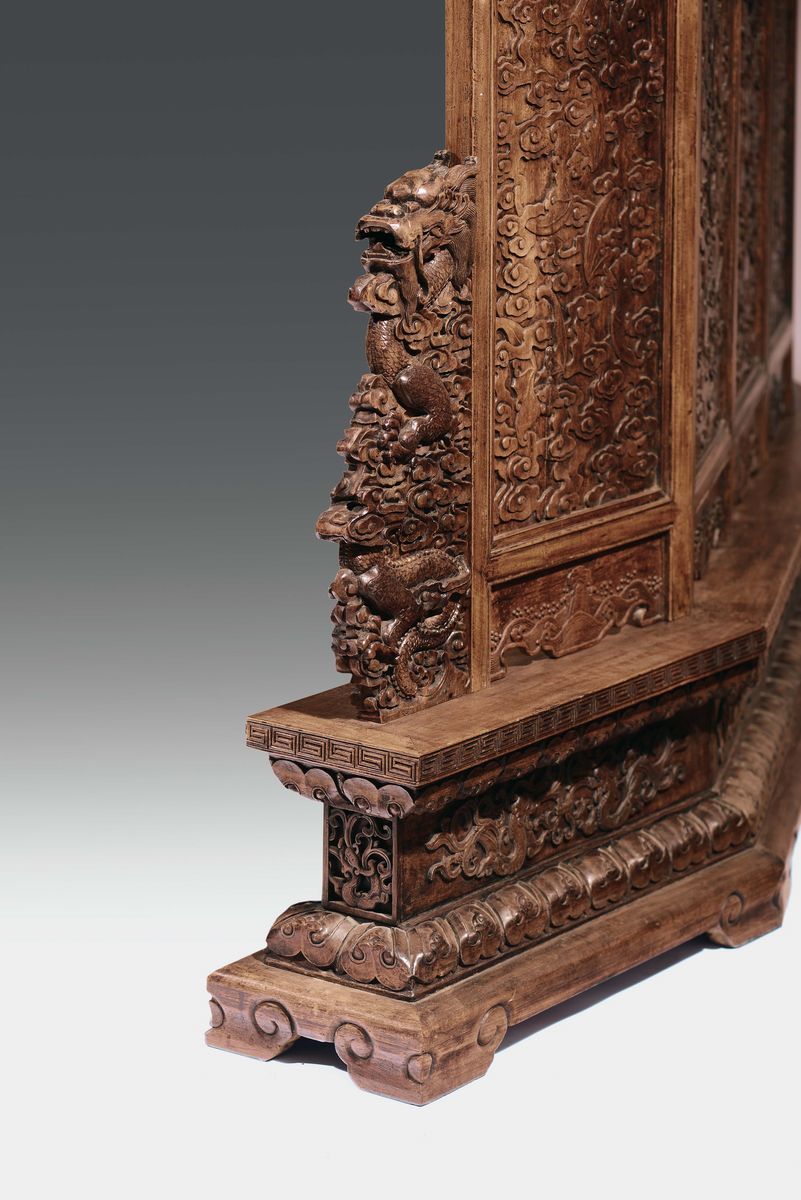 Grande e Straordinario Paravento in Legno Huali a Cinque Ante con Decoro di Draghi, Cina, Dinasti...