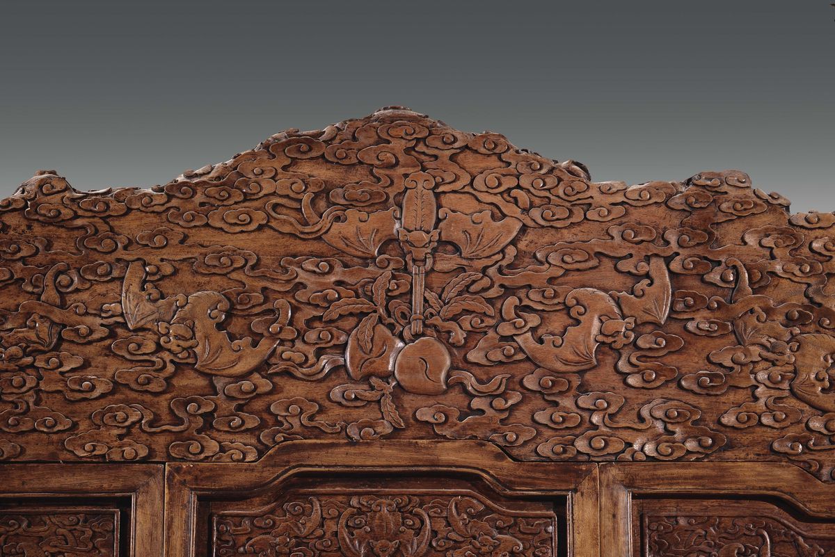 Grande e Straordinario Paravento in Legno Huali a Cinque Ante con Decoro di Draghi, Cina, Dinasti...