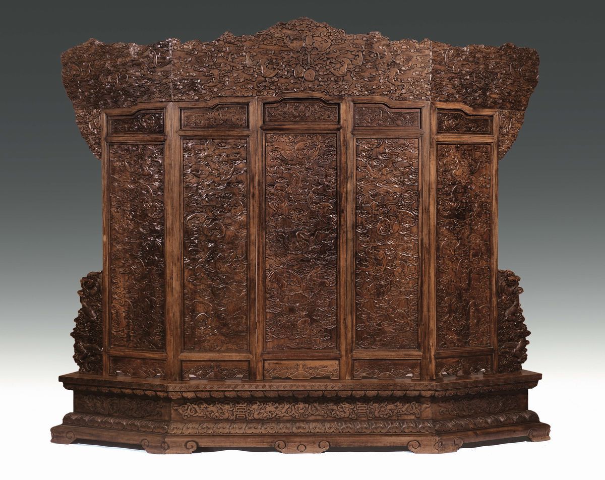 Grande e Straordinario Paravento in Legno Huali a Cinque Ante con Decoro di Draghi, Cina, Dinasti...