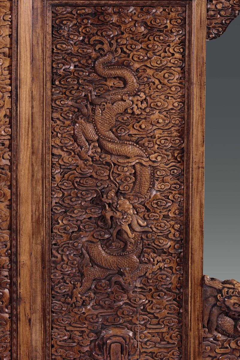 Grande e Straordinario Paravento in Legno Huali a Cinque Ante con Decoro di Draghi, Cina, Dinasti...