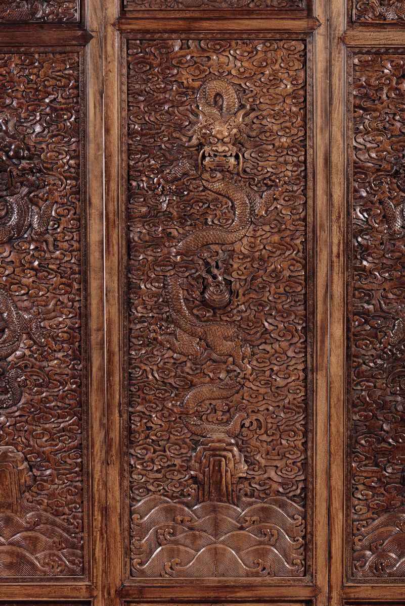 Grande e Straordinario Paravento in Legno Huali a Cinque Ante con Decoro di Draghi, Cina, Dinasti...