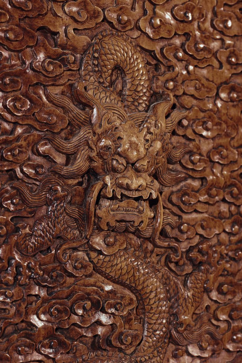 Grande e Straordinario Paravento in Legno Huali a Cinque Ante con Decoro di Draghi, Cina, Dinasti...
